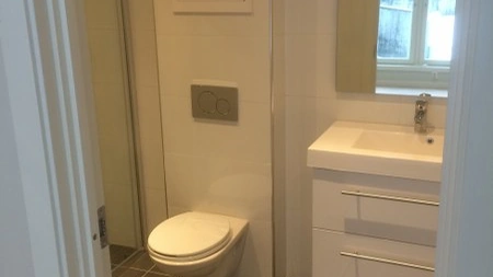 Moderne bad med dusj og badekar